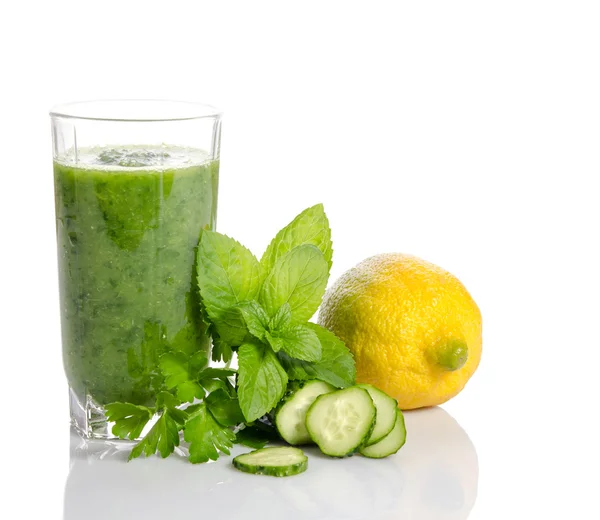 Batido verde con pepino, menta, perejil y limón como salud —  Fotos de Stock