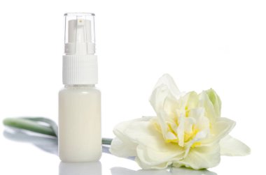 losyon ve üzerinde beyaz izole çiçekler ile şişe