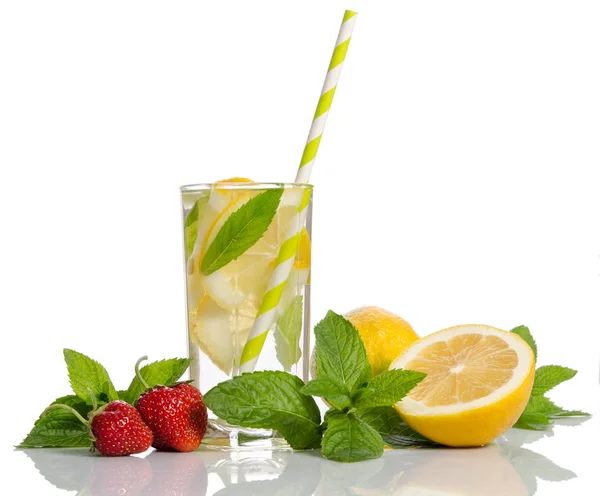 Un vaso con limonada. Limón y menta, fresa aislada en w — Foto de Stock