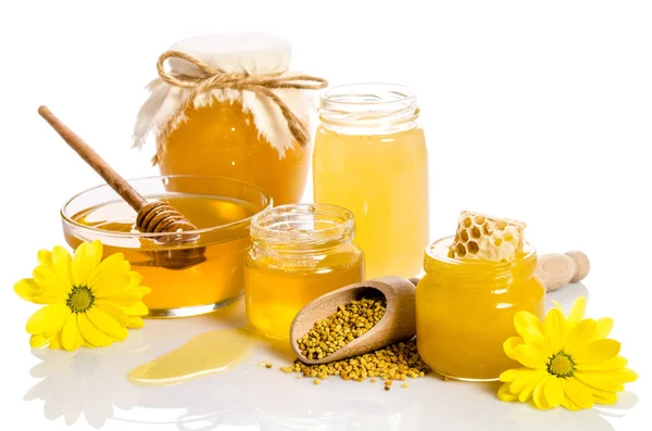 De potten van honing, een van hen met honingraten, glazen kom met — Stockfoto