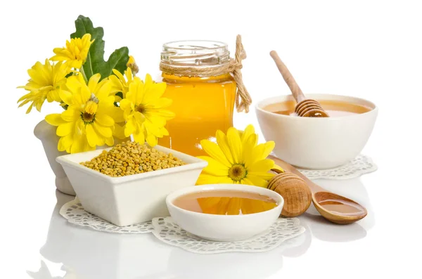 De potten van honing, stuifmeel en geïsoleerd op een witte bloem — Stockfoto