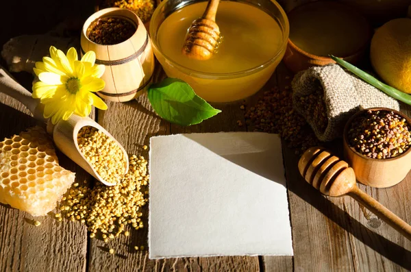 Produits apicoles sur une table en bois avec carte vide pour vous te — Photo