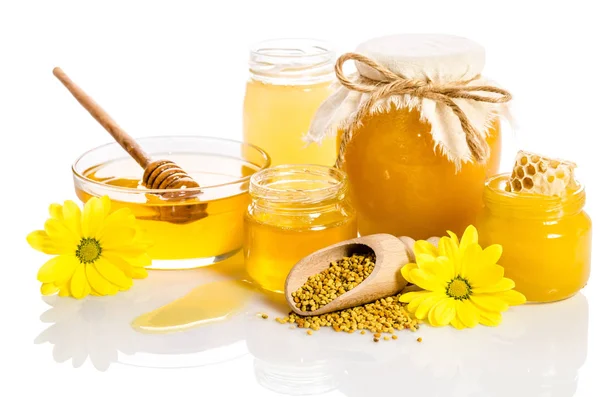 Burkar honung, en av dem med vaxkakor, glasskål med — Stockfoto