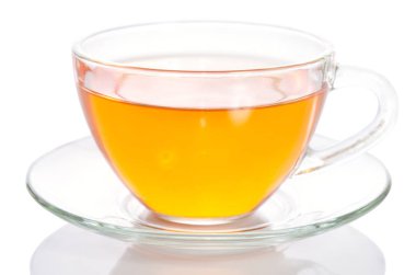 Beyaz arka planda izole edilmiş bir bardak çay.