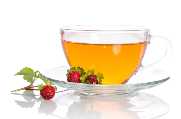 Γυάλινο φλιτζάνι τσάι με φράουλα που απομονώνονται σε λευκό φόντο — Φωτογραφία Αρχείου
