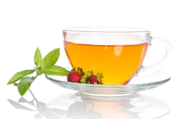 Glazen kopje thee met aardbei en de munt geïsoleerd op witte achterzijde — Stockfoto