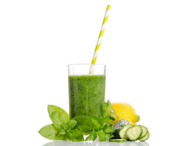 Зелена смузі з огірком, м'ятою, петрушкою та лимоном як здоров'я — стокове фото