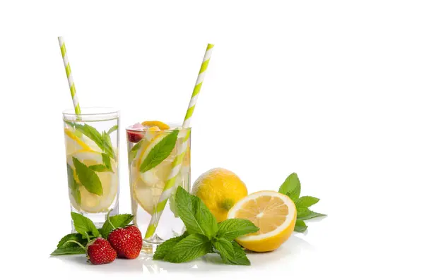 Dos vasos con limonada. Limón y menta, aislado de fresa — Foto de Stock