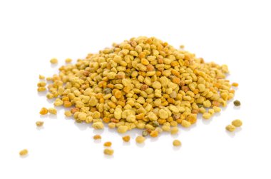 Arı polen granülleri üzerine beyaz izole 