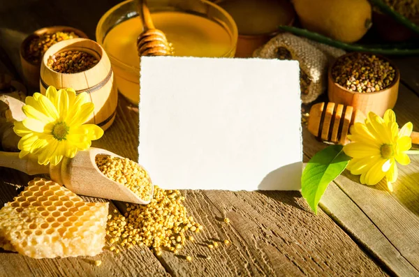 Продукты пчеловодства на деревянном столе с пустой карточкой для Вас — стоковое фото