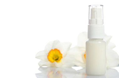 losyon ve üzerinde beyaz izole çiçekler ile şişe