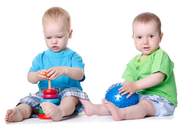 Crianças brincando com brinquedos educativos. Isolado sobre fundo branco — Fotografia de Stock