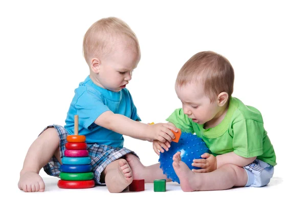 Дети мальчики играют вместе с игрушками — стоковое фото