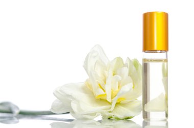 Çiçekler beyaz izole şişeyle yüz kremi