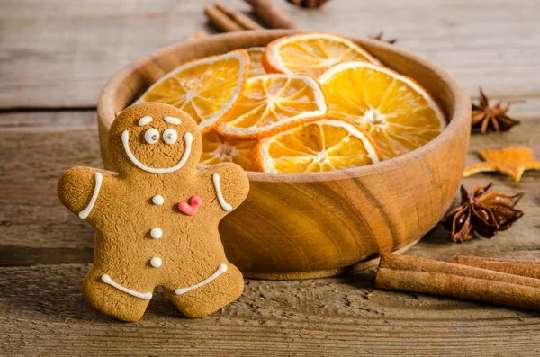Decorazione natalizia con arance secche e pan di zenzero — Foto Stock