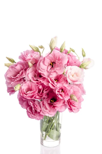 Um monte de flores de eustoma rosa em vaso de vidro — Fotografia de Stock