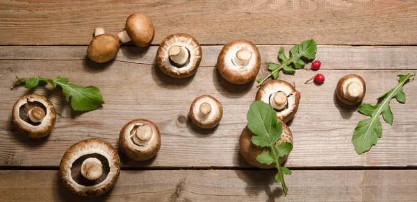 Свежие грибы с листьями рукколы — стоковое фото