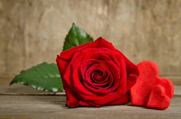 Rose rouge avec des valentines artisanales autour — Photo