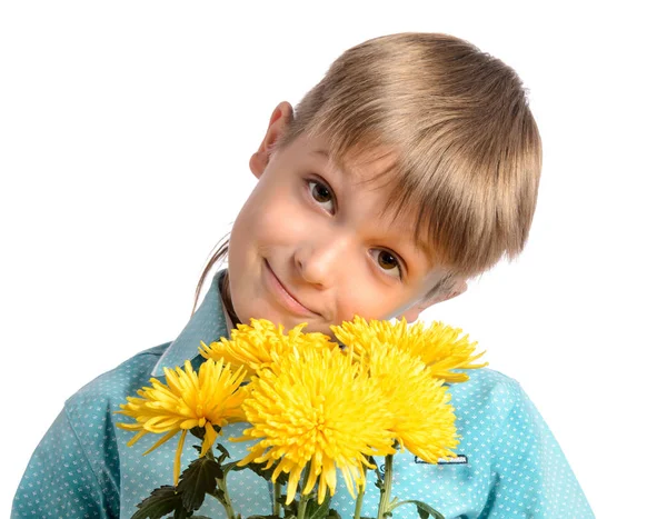 Мальчик держит букет хризантем — стоковое фото
