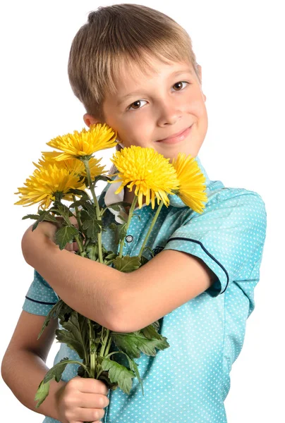 Junge hält einen Strauß Chrysanthemen in der Hand — Stockfoto