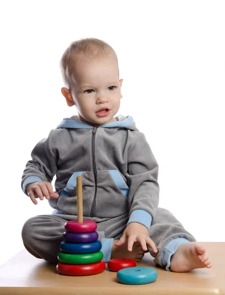 Leuke jongen spelen met kleur piramide speelgoed — Stockfoto
