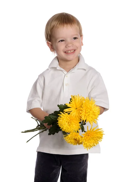 Roztomilý chlapec drží kytici chryzantém — Stock fotografie