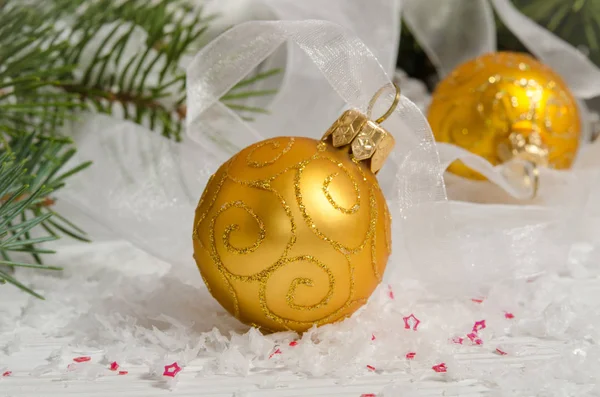 Twee kerstballen. Vakantie decoratie. — Stockfoto