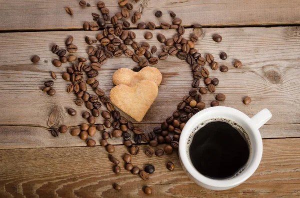 O cálice de café e dois biscoitos de coração — Fotografia de Stock