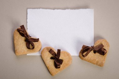 Çerezler-hearts tablo üzerinde boş kart ile