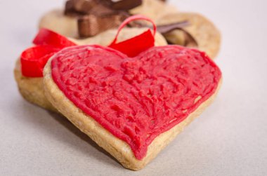 Çerezler-hearts beyaz masada 