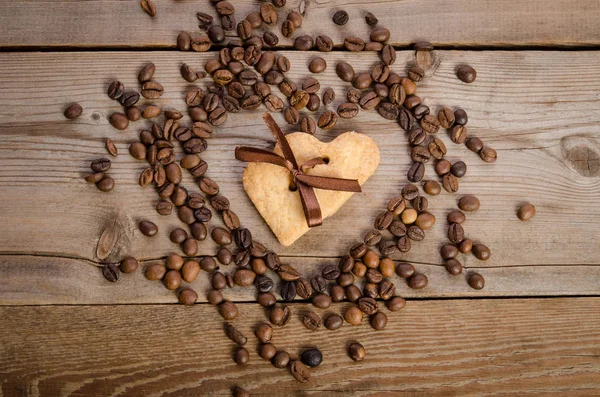 Quadro de grãos de café e dois cookies-coração relacionados tog — Fotografia de Stock