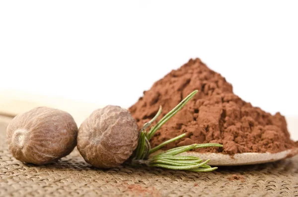 Noce moscata con rametto di rosmarino e cacao in polvere — Foto Stock