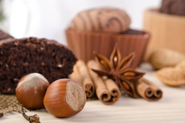 Čokoládový dort s oříšky a skořice stick, badyáník pravý — Stock fotografie