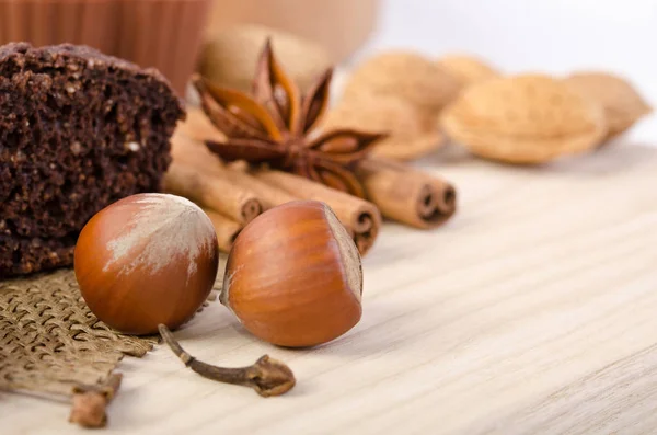 Schokoladenkuchen mit Nüssen und Zimtstange, Sternanis — Stockfoto