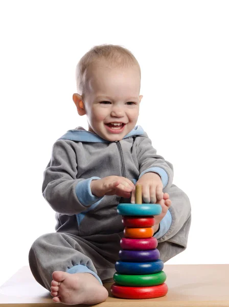 可爱的男孩玩颜色金字塔玩具 — 图库照片