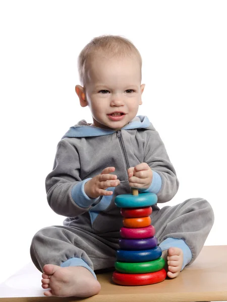 Niedlichen Jungen spielen mit Farbe Pyramide Spielzeug — Stockfoto