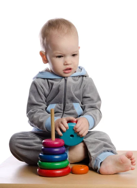 Leuke jongen spelen met kleur piramide speelgoed — Stockfoto