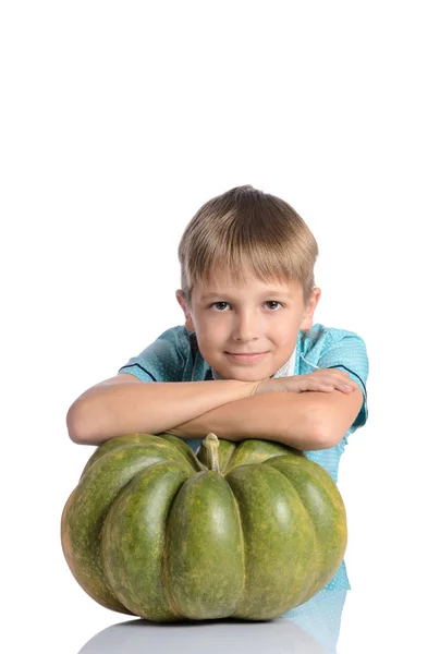 Carino ragazzo seduto con la zucca — Foto Stock