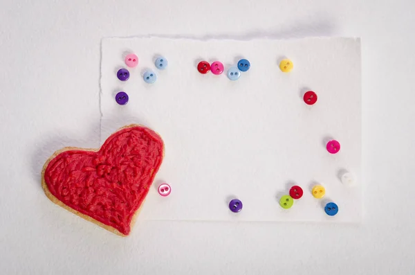 Cookies coração, cartão vazio e botões coloridos — Fotografia de Stock