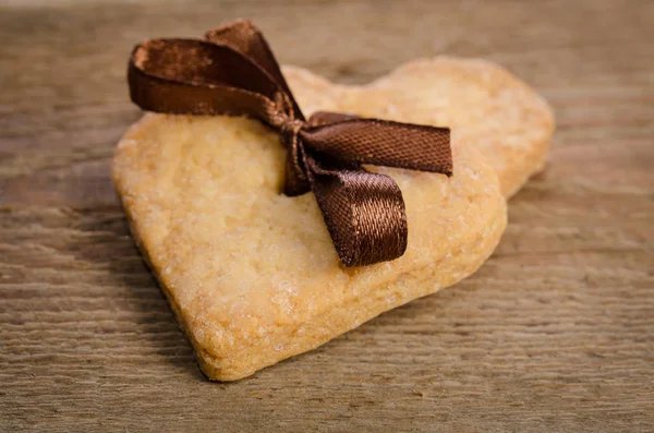 Biscuits-coeurs liés ensemble sur une table en bois — Photo