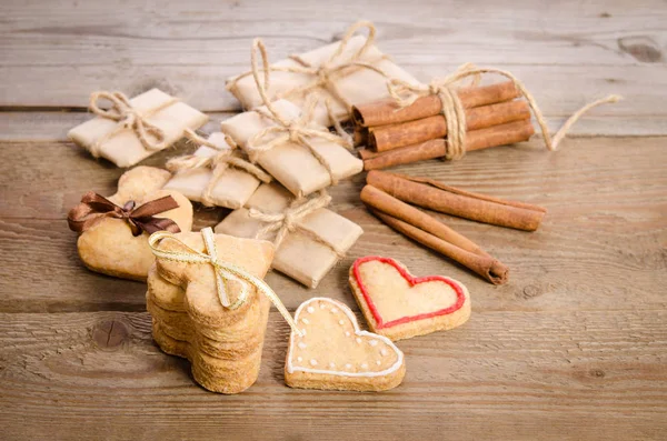 Lettere legate con corde e cuori di biscotti — Foto Stock