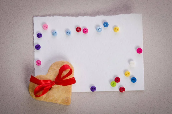 Cookies-corações, cartão vazio e botões coloridos — Fotografia de Stock