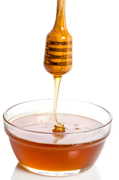 나무로 만든 디퍼에서 떨어지는 꿀 — 스톡 사진