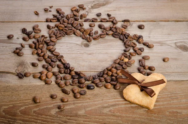 Frame- coração de grãos de café e dois cookies-coração relacionado tog — Fotografia de Stock