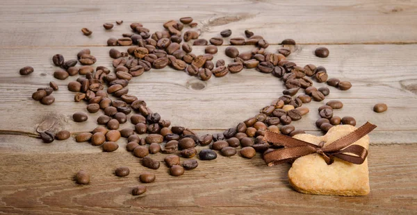 Marco-corazón de granos de café y dos galletas-corazón relacionados con tog — Foto de Stock