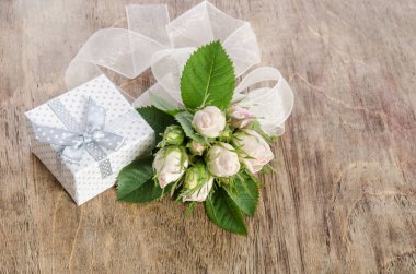 Hediye kutusu ve beyaz gül buketi