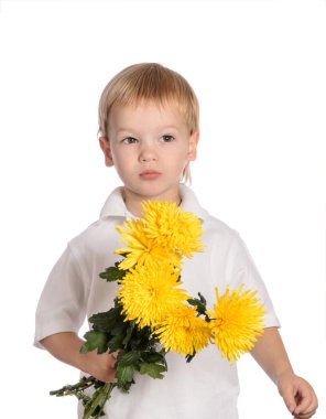 Krizantem bir buket tutan çocuk