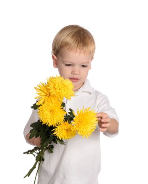 sevimli çocuk elinde bir buket krizantem