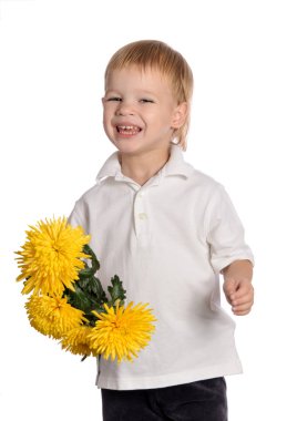 sevimli çocuk elinde bir buket krizantem