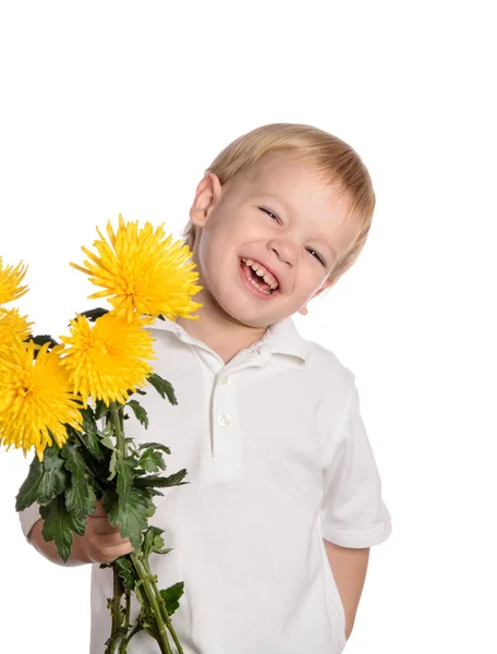 Niedlicher Junge mit einem Strauß Chrysanthemen — Stockfoto